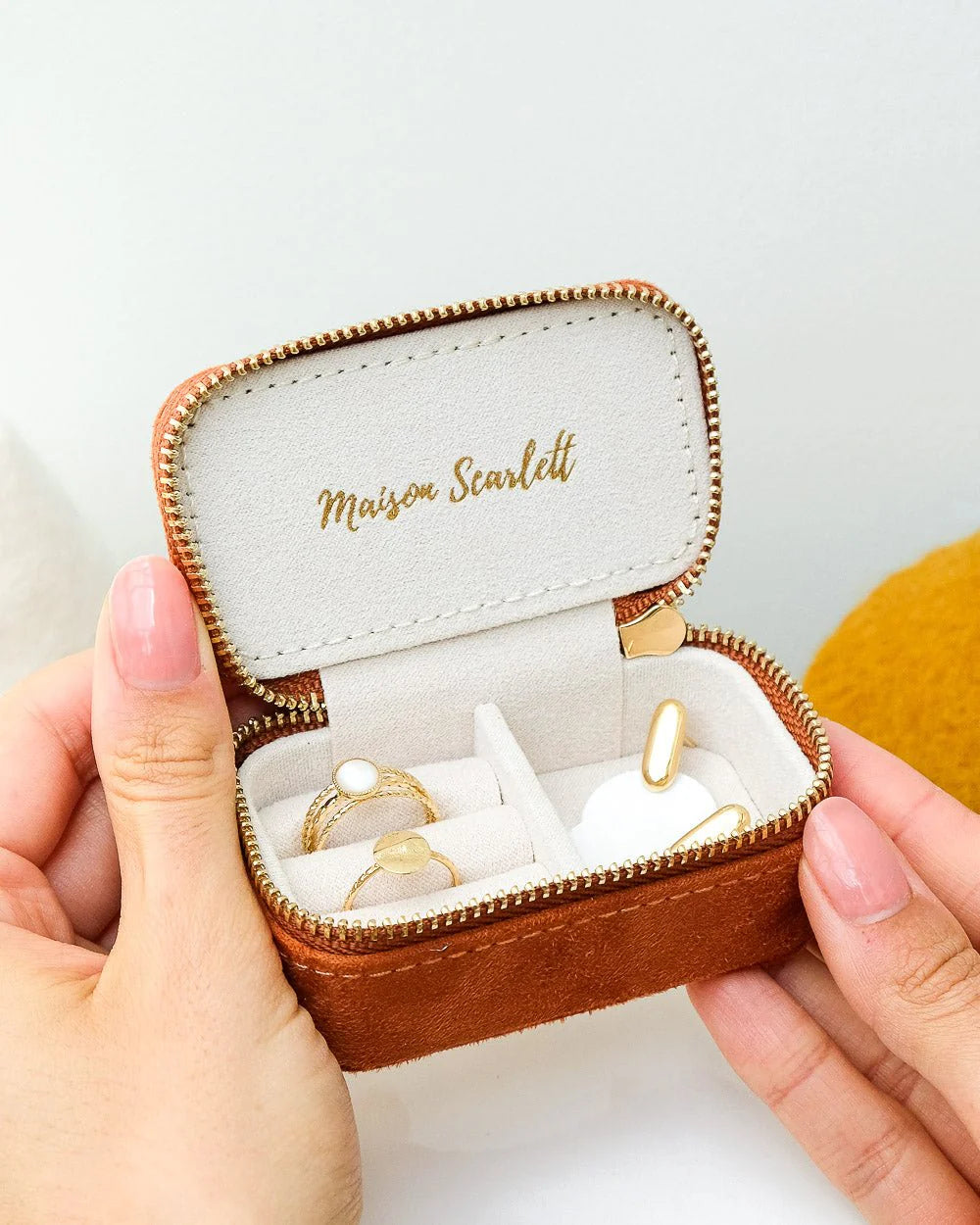 Mini boîte à bijoux de voyage Marie en velours Camel
